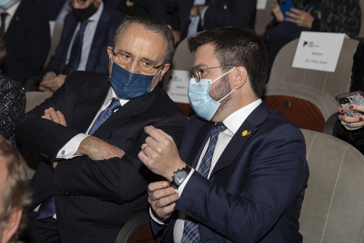 El president somriu i les alcaldesses també El president somriu i les alcaldesses també