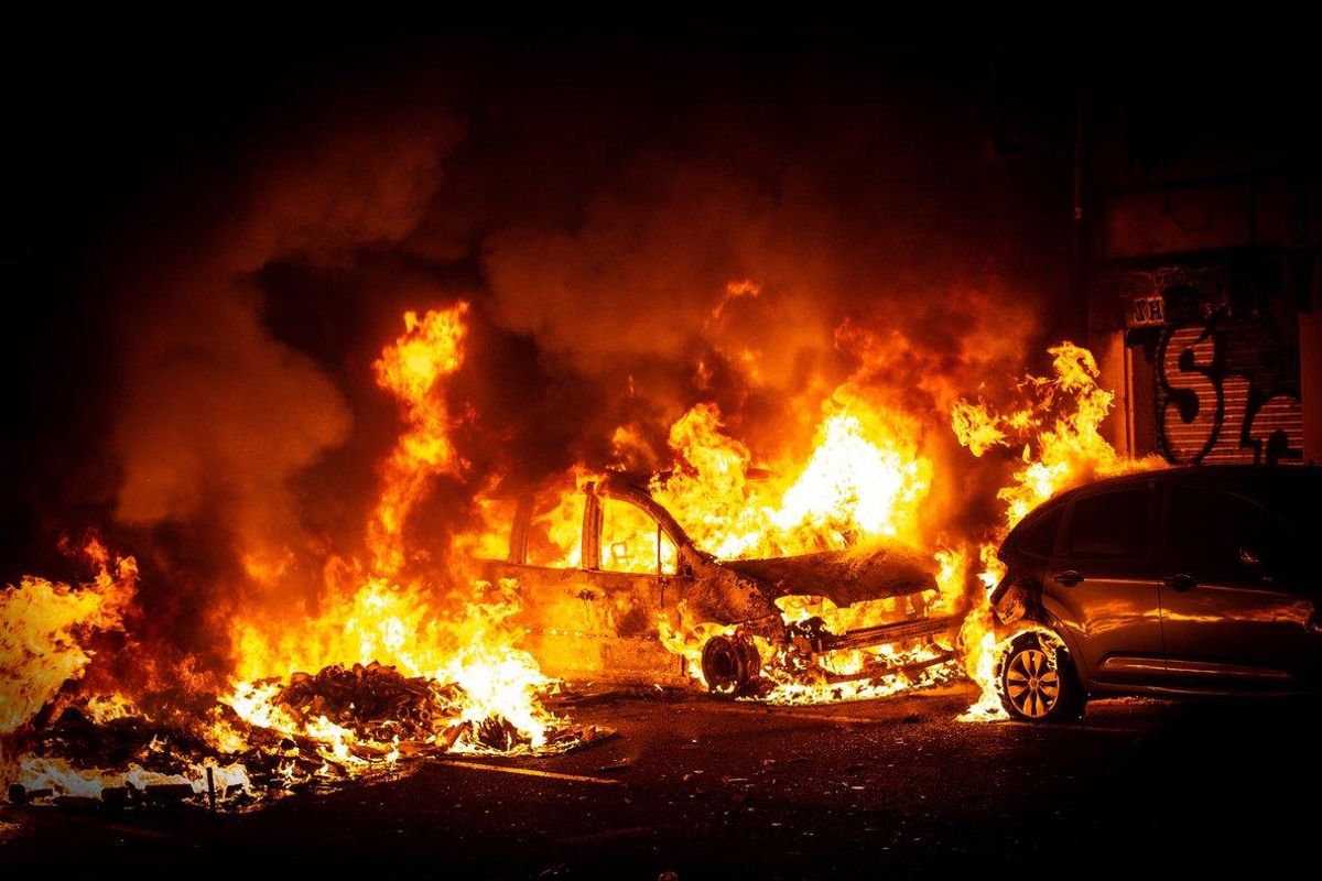 16/10/2019 Un detenido y al menos 11 heridos en los disturbios de Barcelona donde arden coches y hogueras. 16/10/2019 Un detenido y al menos 11 heridos en los disturbios de Barcelona donde arden coches y hogueras.