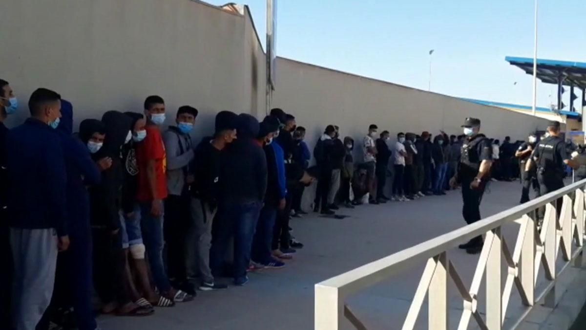 Centenares de marroquís colapsan la oficina de asilo de la frontera entre Ceuta y Marruecos para pedir una cita. Centenares de marroquís colapsan la oficina de asilo de la frontera entre Ceuta y Marruecos para pedir una cita.