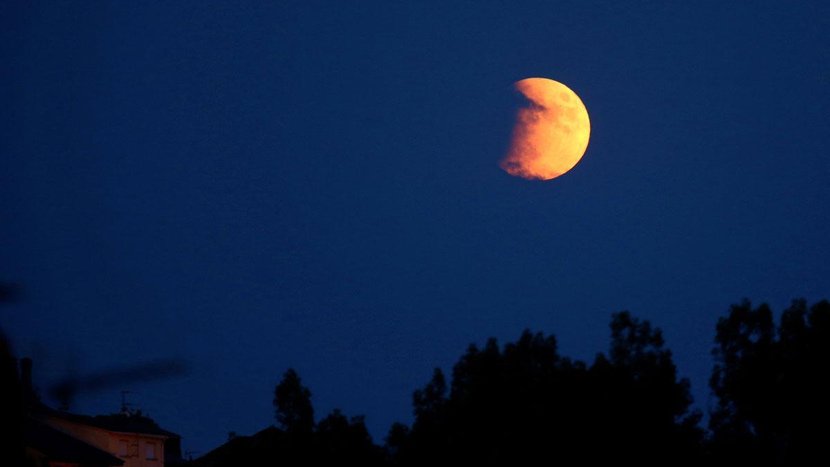 El eclipse parcial de luna visto desde Puebla de Sanabria (Zamora).