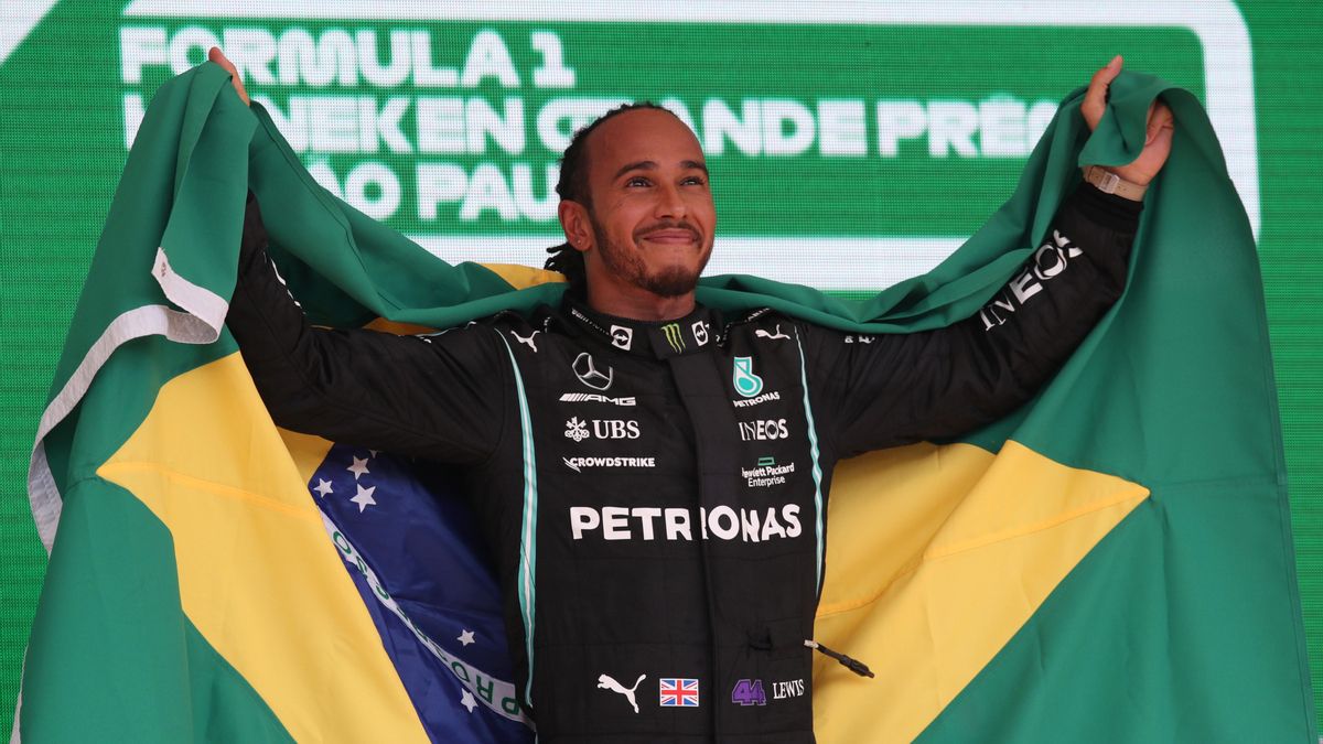 Hamilton, con la bandera de Brasil, en el podio de Interlagos. Hamilton, con la bandera de Brasil, en el podio de Interlagos.