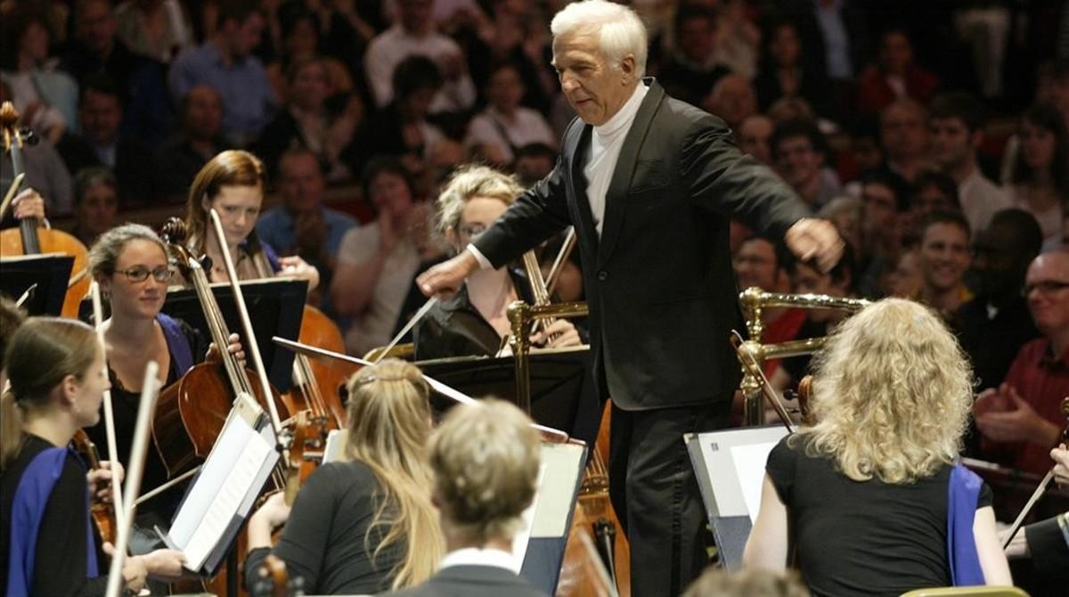 Vladimir Ashkenazy dirigiendo a la Joven Orquesta de la Unión Europea (EUYO) en un concierto del festival Proms de la BBC, en el Royal Albert Hall de Londres, en agosto del 2006.
