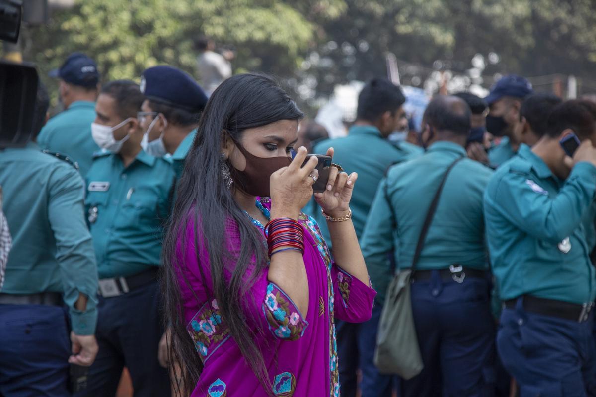 Una mujer toma fotos con su móvil mientras participa en una manifestación con motivo del Día Internacional de la Mujer en Daca (Bangladesh). Una mujer toma fotos con su móvil mientras participa en una manifestación con motivo del Día Internacional de la Mujer en Daca (Bangladesh).