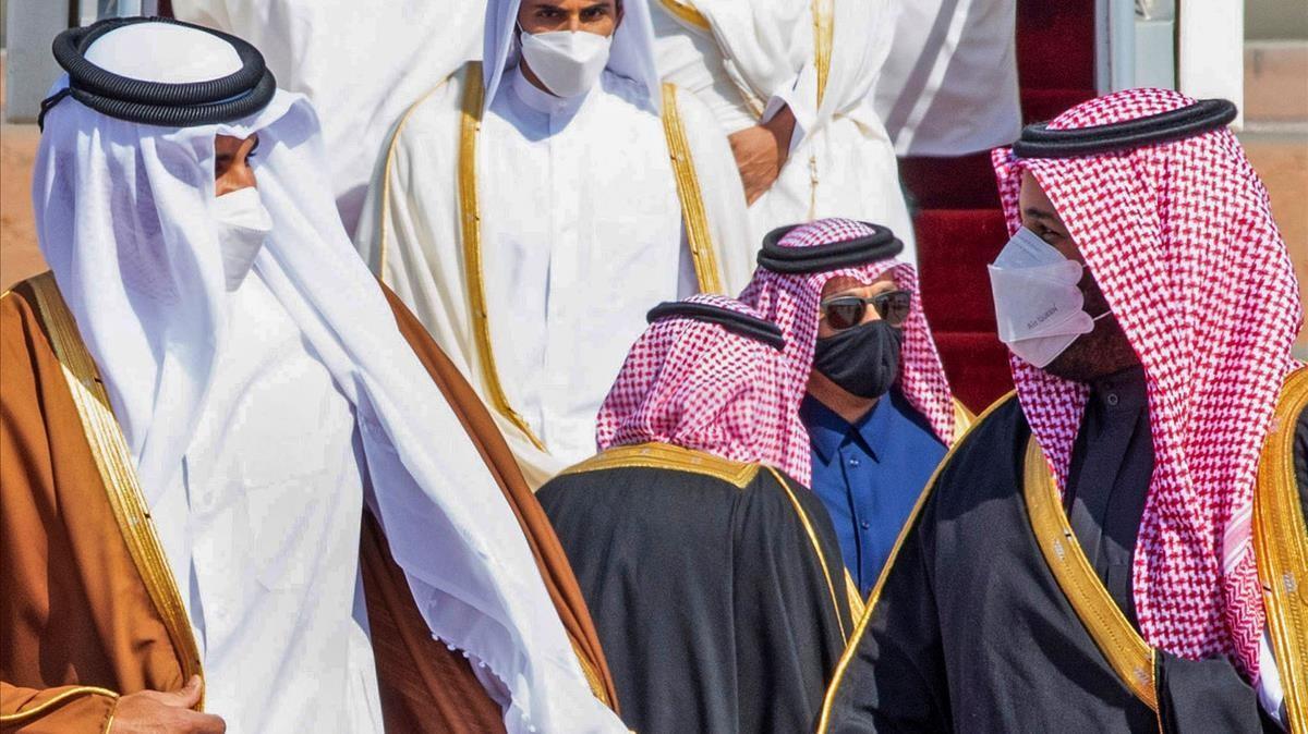 El príncipe Mohammed bin Salman saluda al emir de Catar, Tamim bin Hamad Al-Thani, a su llegada a la cumbre de países del Golfo este martes.