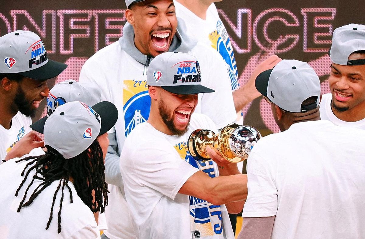 Curry, con el el MVP en las manos, celebra el pase a la final con sus compañeros de lo Warriors Curry, con el el MVP en las manos, celebra el pase a la final con sus compañeros de lo Warriors