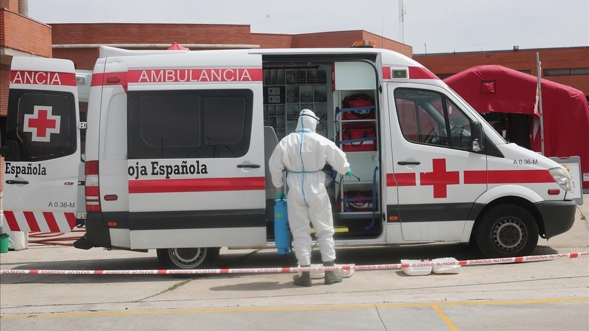 Un bombero desinfecta una ambulancia de Cruz Roja, este martes en Madrid.