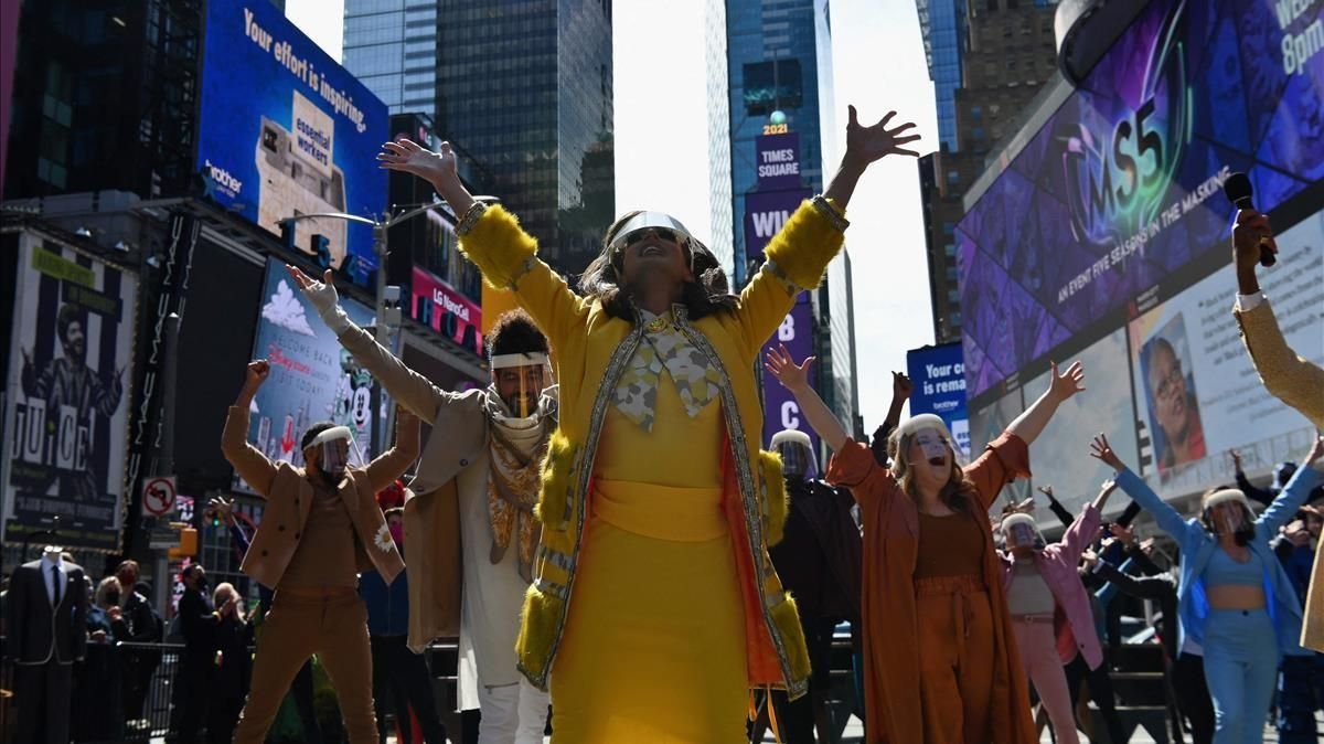 Músicos y artistas participan en el evento ’We Will Be Back’ en Times Square el pasado 12 de marzo recordando que los teatros de Broadway siguen cerrados al público a causa de la pandemia. Músicos y artistas participan en el evento ’We Will Be Back’ en Times Square el pasado 12 de marzo recordando que los teatros de Broadway siguen cerrados al público a causa de la pandemia.