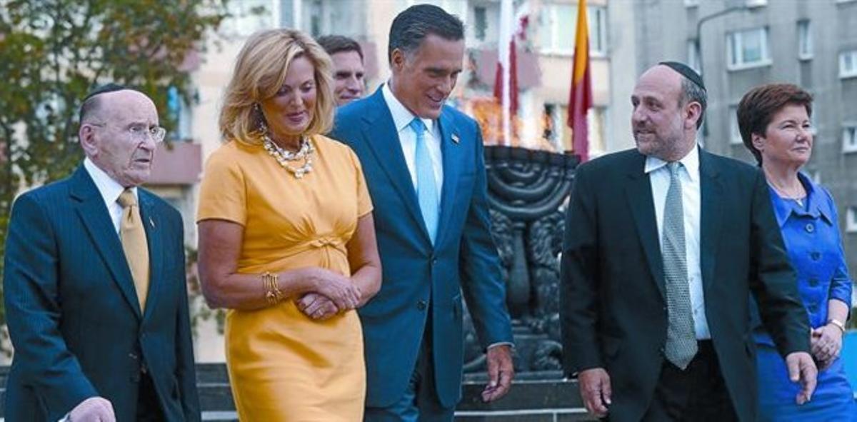 El candidato republicano a la presidencia de EEUU, Mitt Romney, junto a su mujer, y el alcalde de Varsovia (derecha), en la capital polaca. El candidato republicano a la presidencia de EEUU, Mitt Romney, junto a su mujer, y el alcalde de Varsovia (derecha), en la capital polaca.
