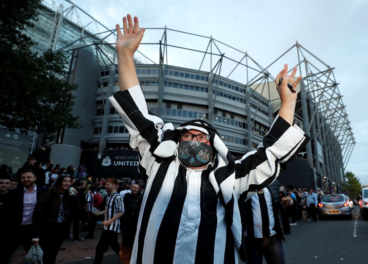 Reacción de los seguidores del Newcastle United a la compra del club por un fondo de inversión saudí presidido por Mohamed Bin Salman.