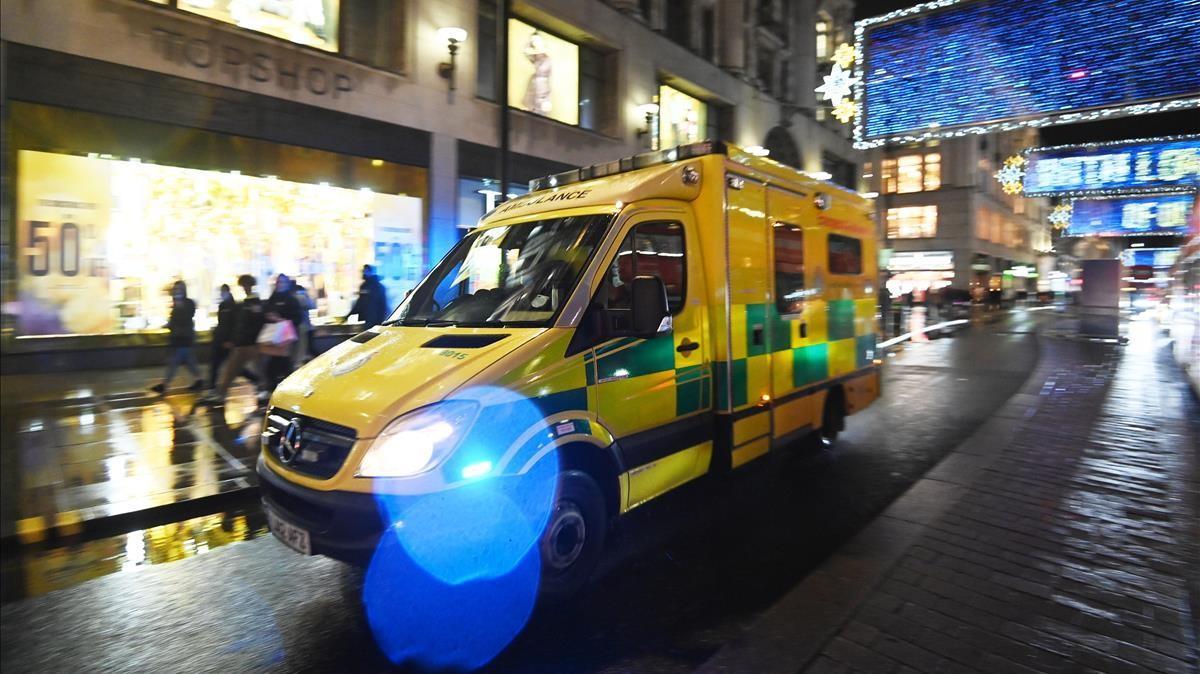 Más de 20 millones de personas están confinadas en Inglaterra. En la foto, una ambulancia circula por Oxford Street, en Londres.