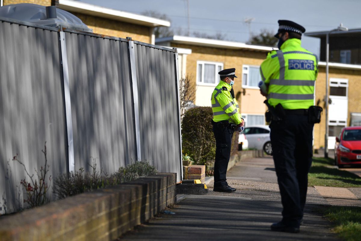 Dos policías montan guardia a la entrada del domicilio del sospechoso del secuestro y asesinato de Sarah Everard. Dos policías montan guardia a la entrada del domicilio del sospechoso del secuestro y asesinato de Sarah Everard.