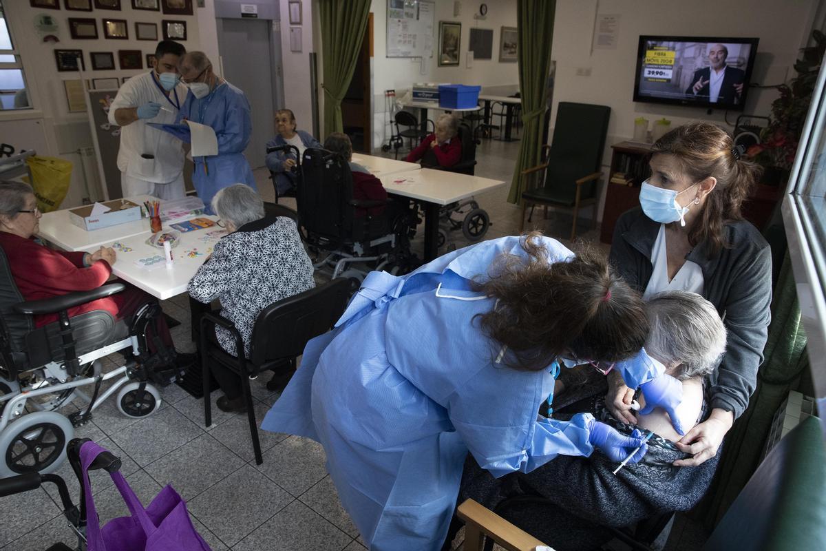 Vacunación contra el coronavirus en el geriátrico Sant Pere de les Fonts de Terrassa, el 4 de febrero. Vacunación contra el coronavirus en el geriátrico Sant Pere de les Fonts de Terrassa, el 4 de febrero.
