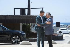 El presidente del Gobierno, Pedro Sánchez, saluda al presidente de Canarias, Ángel Víctor Torres, a su llegada al Cabildo de Lanzarote, este 8 de agosto de 2022.
