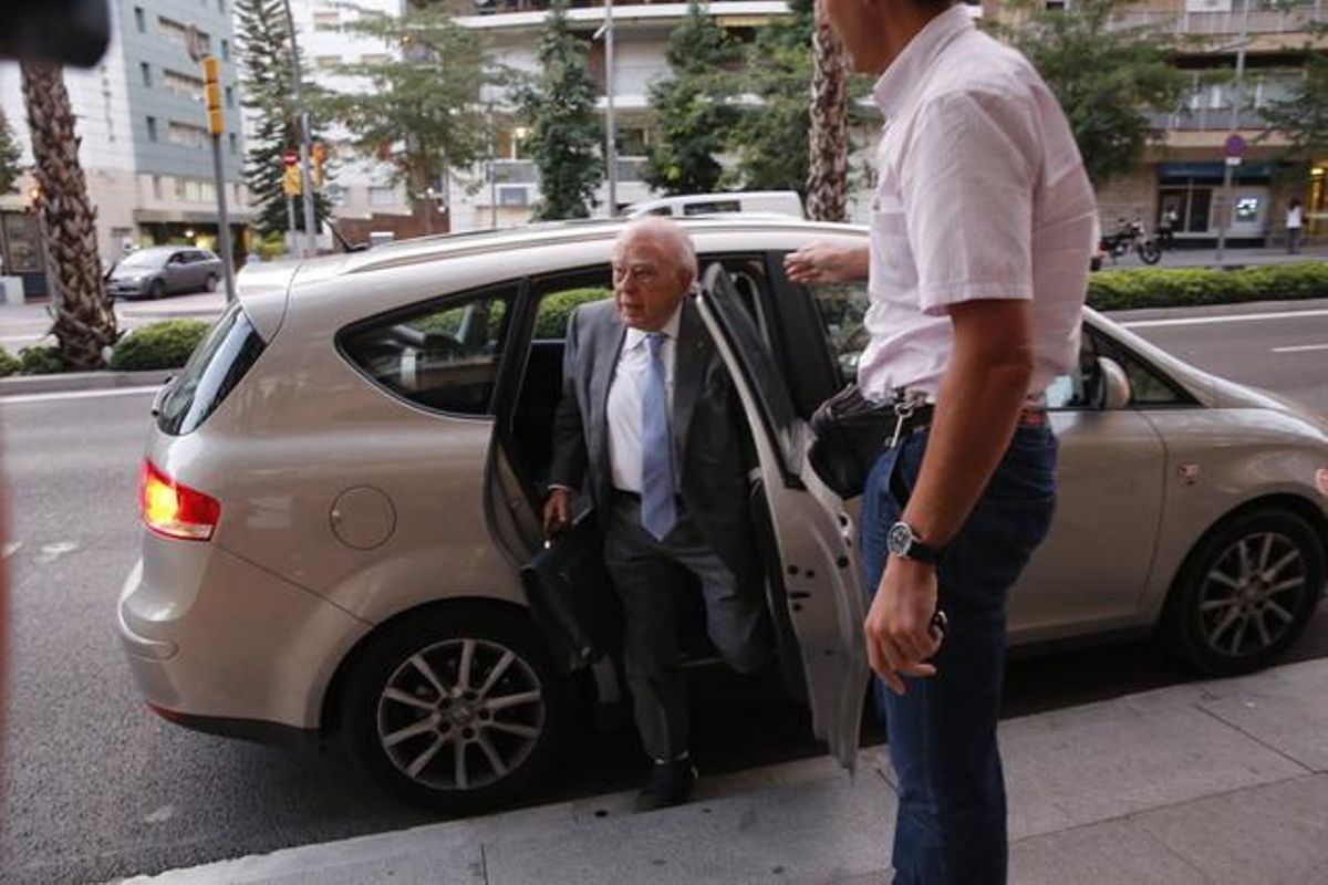El expresidente de la Generalitat Jordi Pujol, con el pie derecho sin zapato, llega a su domicilio. El expresidente de la Generalitat Jordi Pujol, con el pie derecho sin zapato, llega a su domicilio.
