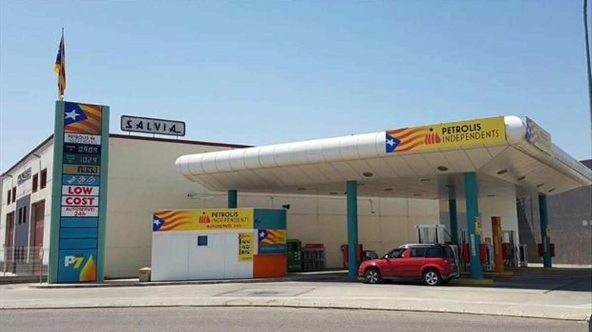 Una cadena de gasolineras insta a su plantilla a hacer huelga por el juicio del 1-O Una cadena de gasolineras insta a su plantilla a hacer huelga por el juicio del 1-O