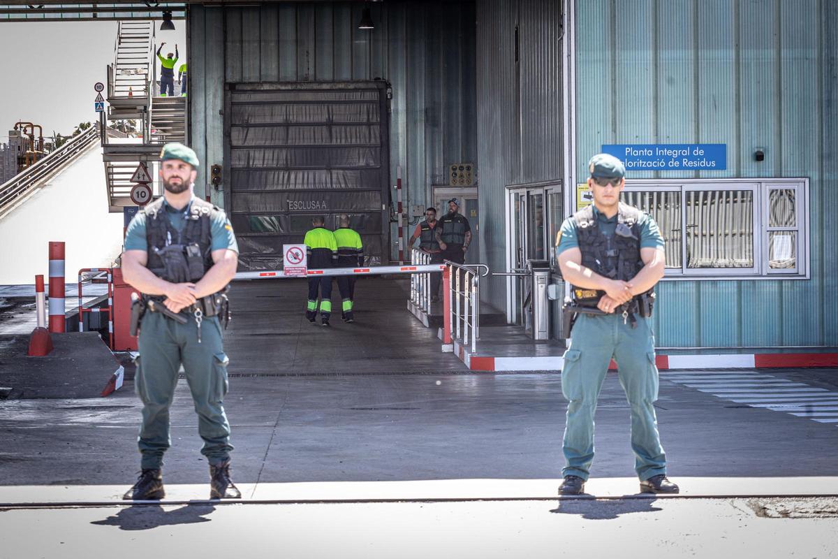 Dos agentes de la Guardia Civil en la entrada de la incineradora de Tersa, durante el reciente registro policial. Dos agentes de la Guardia Civil en la entrada de la incineradora de Tersa, durante el reciente registro policial.
