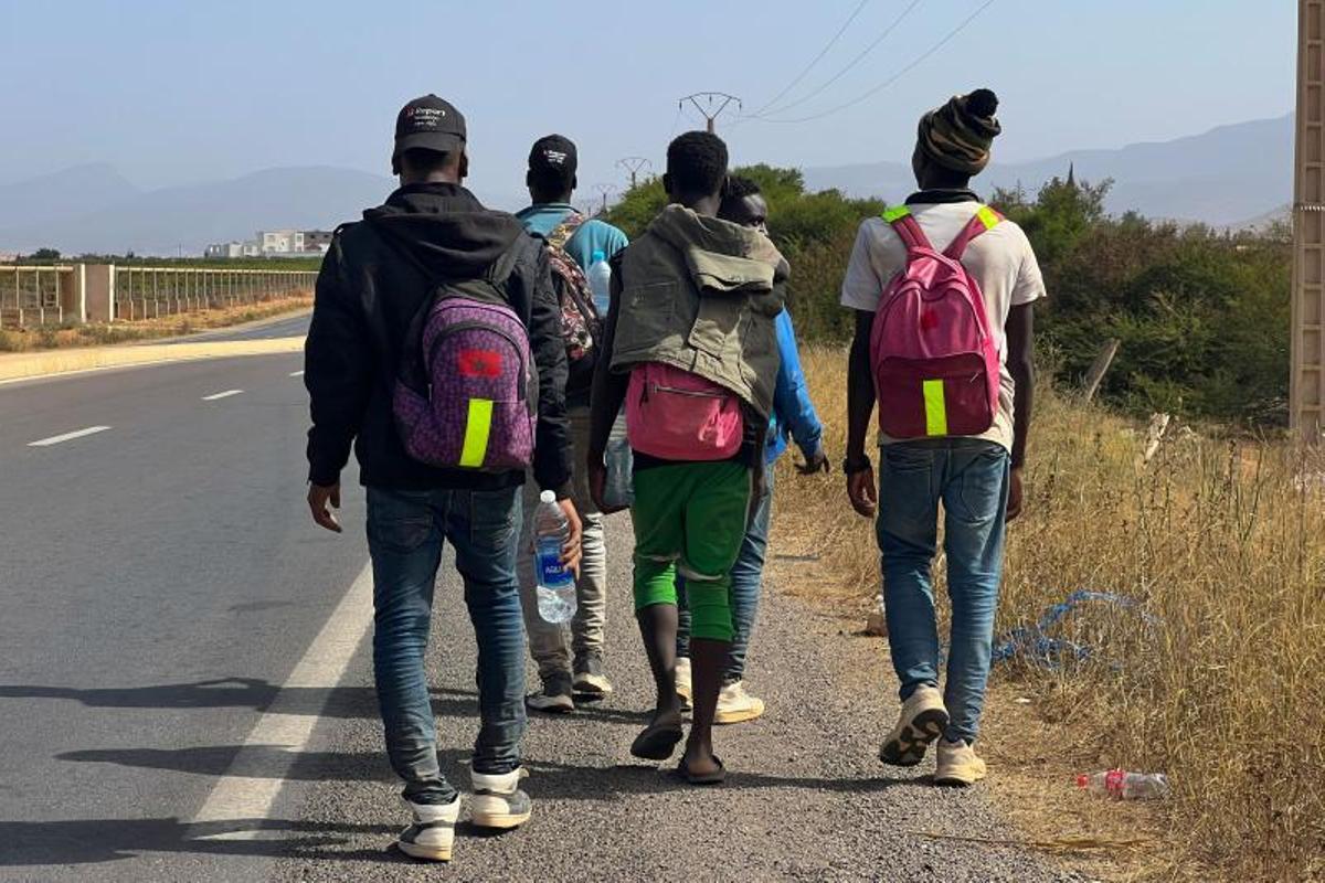 Un grupo de migrantes camina desde Nador hacia Berkhane, en Marruecos, después de que la gendarmería les haya impedido llegar al monte Gurugú, frente a Melilla