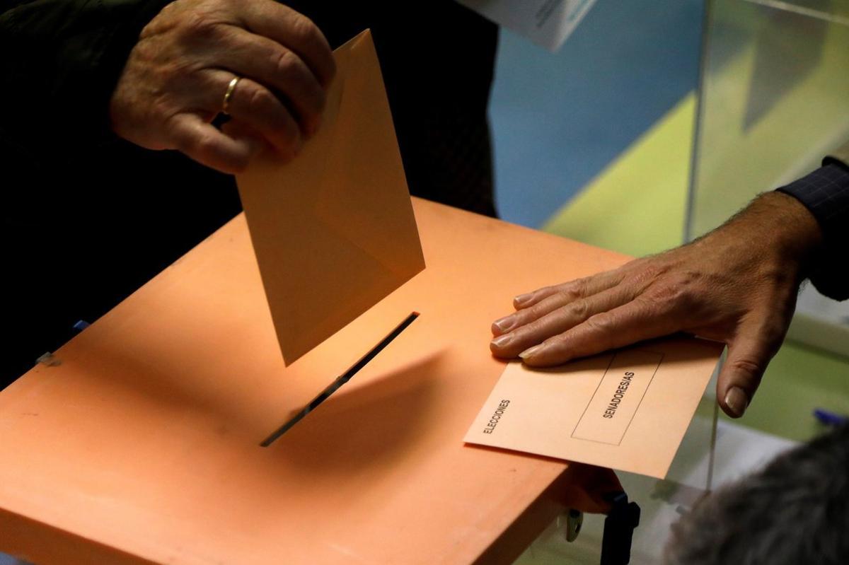 Un ciudadano deposita su voto en una urna. Un ciudadano deposita su voto en una urna.