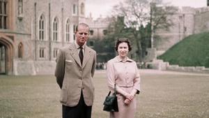 Felipe de Edimburgo e Isabel II en una imagen recogida en la docuserie ’The Royal House of Windsor’.