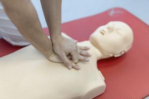 ¿Cómo sabemos si alguien entra en parada cardiorrespiratoria? ¿qué debo hacer si ocurre?