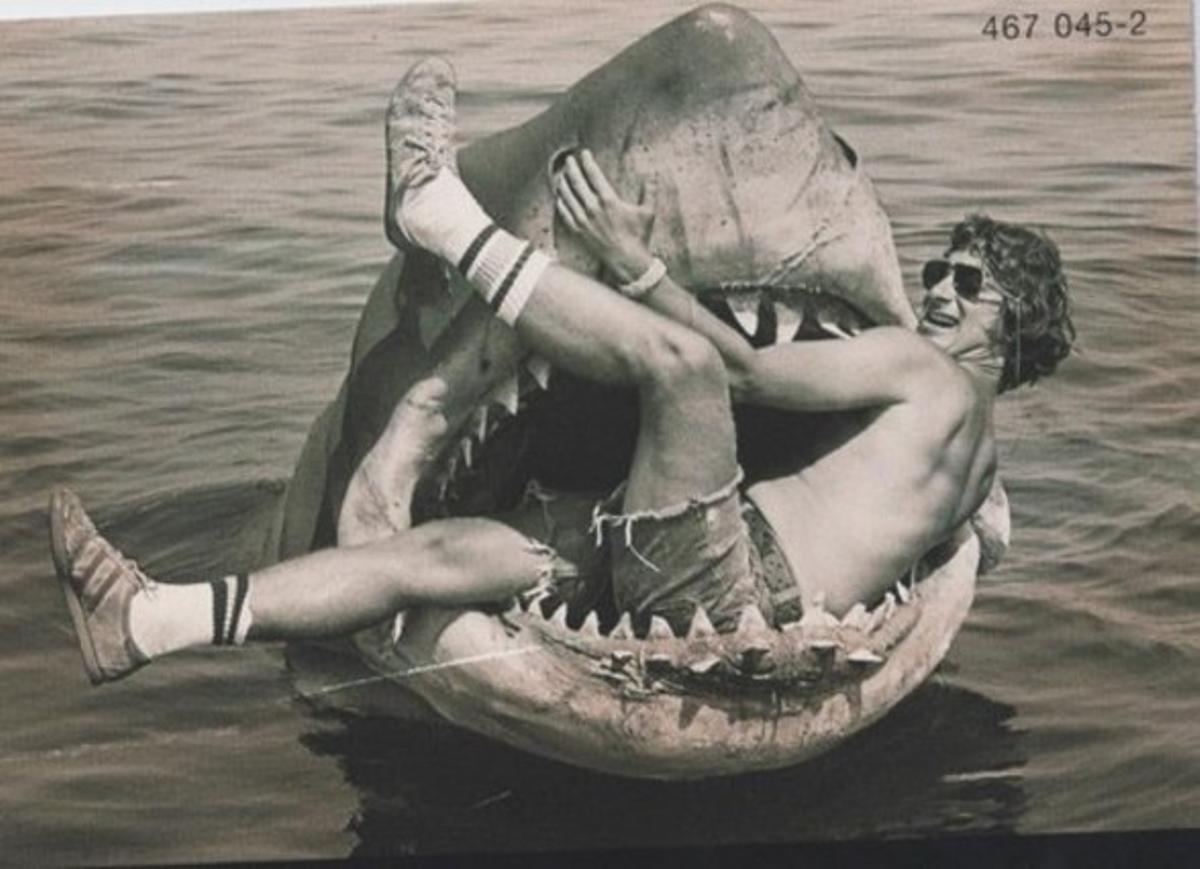 Spielberg entre las mandíbulas de una de las recreaciones de la película ’Tiburón’. 