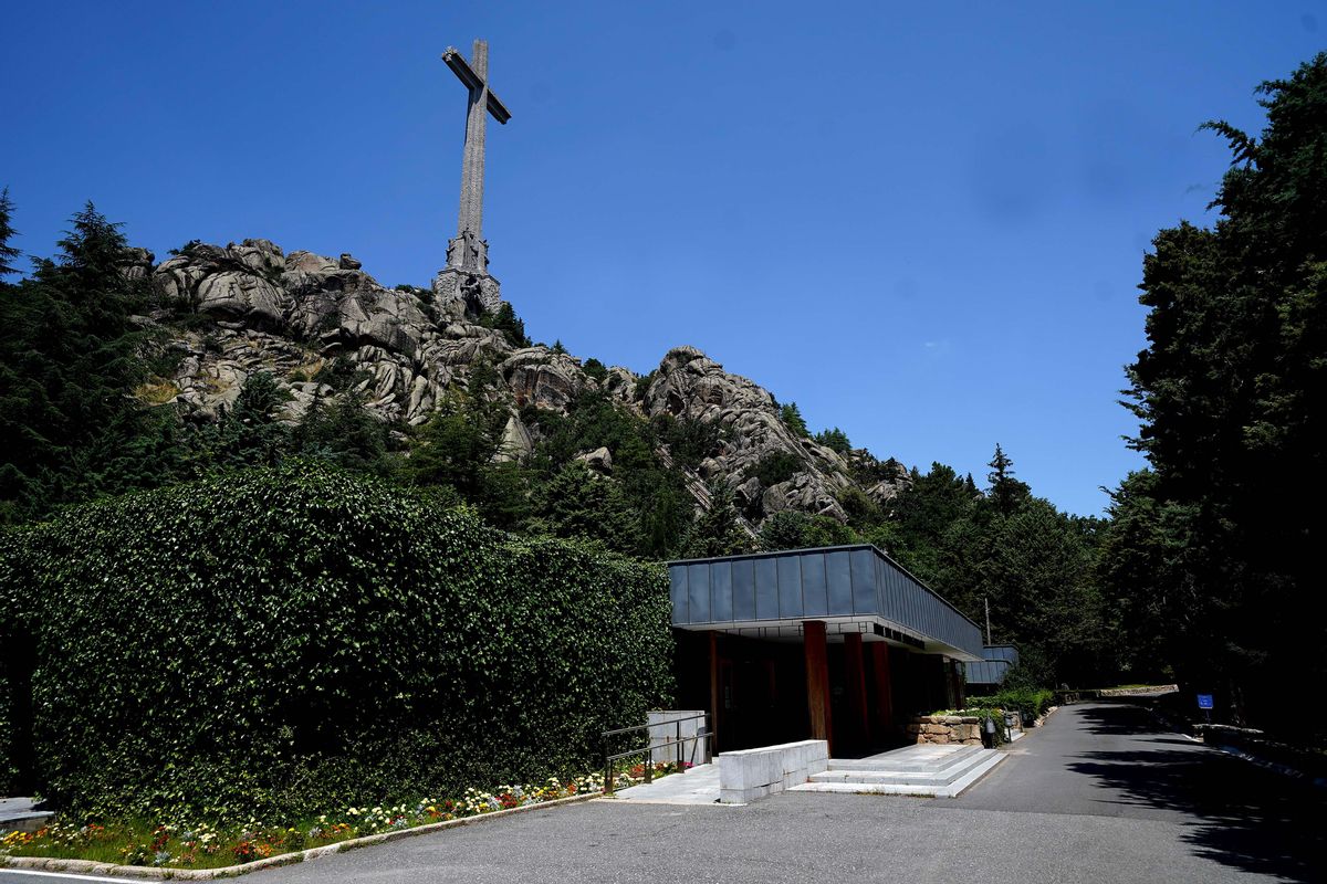 Frontal de la Basílica del Valle de los Caídos. Frontal de la Basílica del Valle de los Caídos.