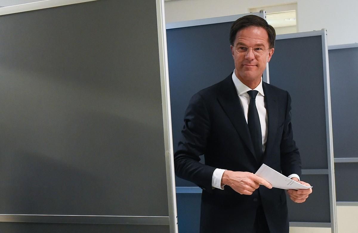 El primer ministro holandés, Mark Rutte, tras depositar su voto. El primer ministro holandés, Mark Rutte, tras depositar su voto.