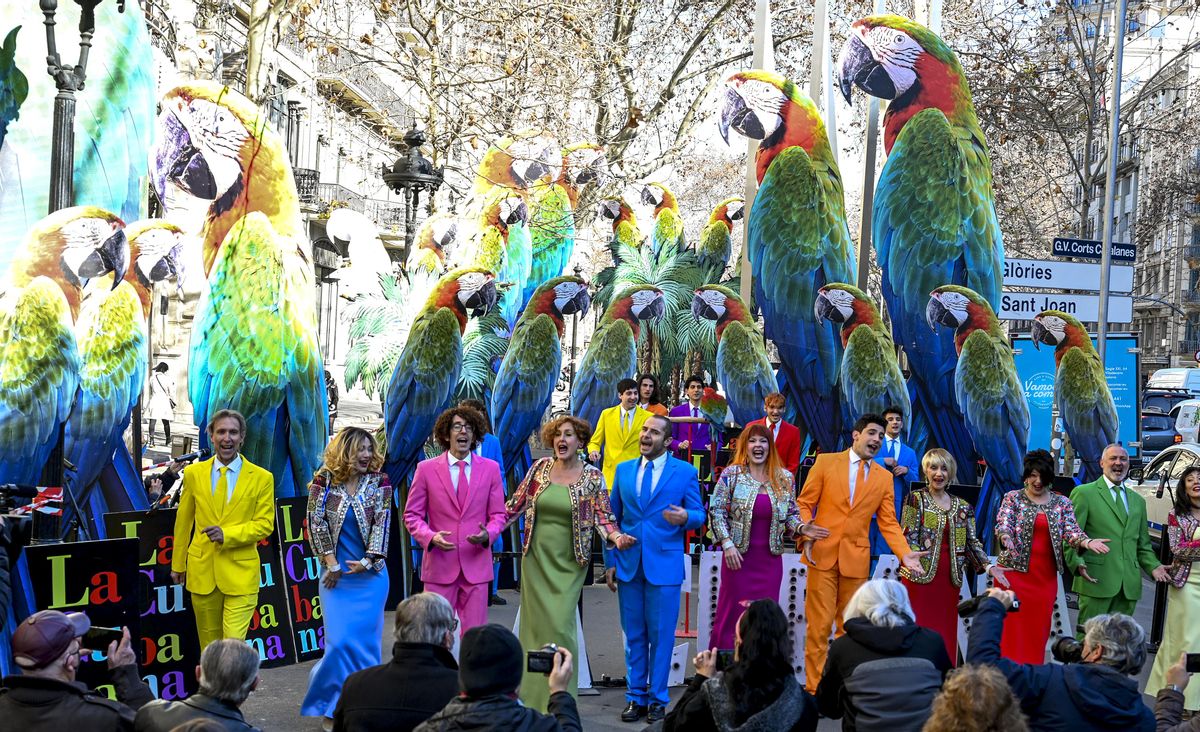 La Cubana interpreta una canción durante en la presentación de ’Adeu Arturo’ frente al Teatre Coliseum. La Cubana interpreta una canción durante en la presentación de ’Adeu Arturo’ frente al Teatre Coliseum.