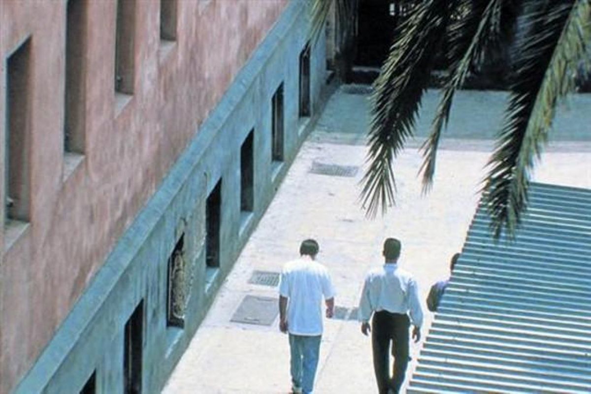Unos internos pasean por el patio de la prisión de Poggioreale, en Nápoles, donde está preso Óscar Sánchez. Unos internos pasean por el patio de la prisión de Poggioreale, en Nápoles, donde está preso Óscar Sánchez.
