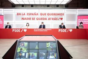 Pedro Sánchez, flanqueado por Cristina Narbona y José Luis Ábalos, este 14 de septiembre durante la reunión de la ejecutiva federal del PSOE.