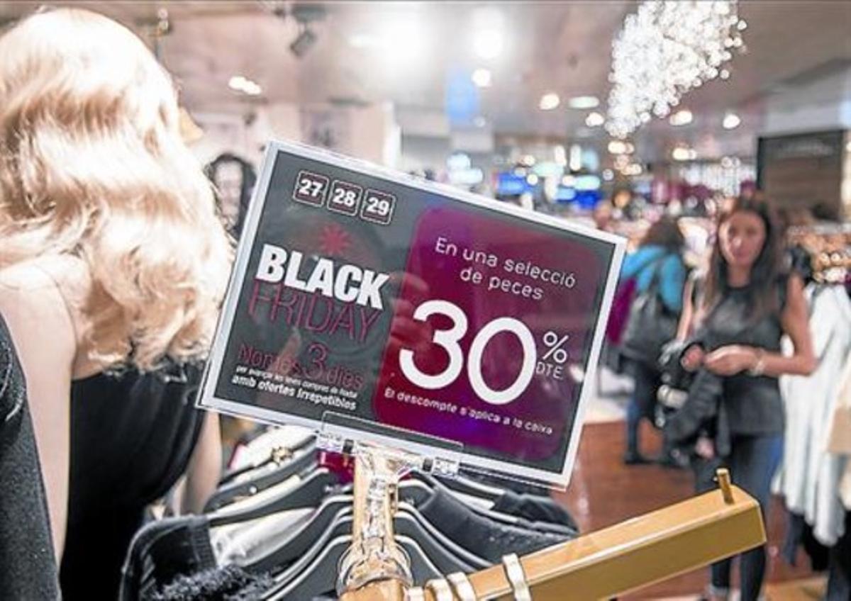 Comercios de Barcelona anuncian promociones del ’Black Friday’, en el 2014.