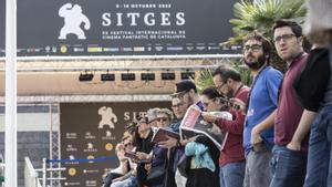 Ambiente en las colas del festival de Sitges para entrar en una de las sesiones de la primera jornada
