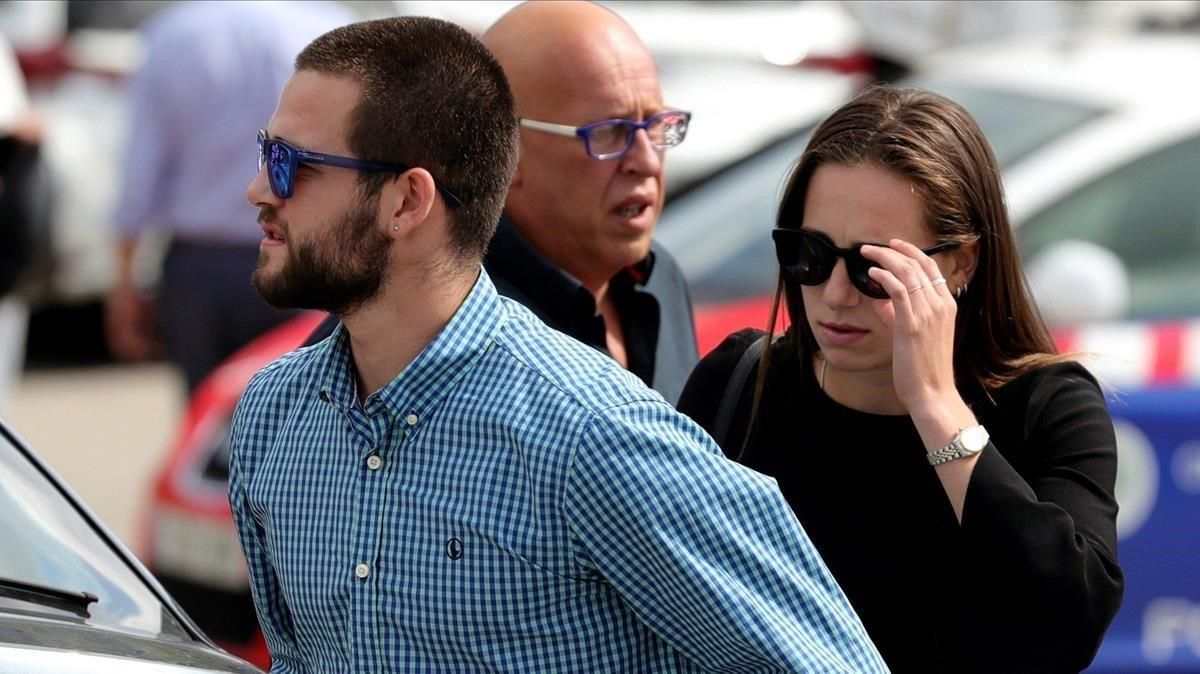 David y Olivia Fresneda, los hijos de Blanca Fernández Ochoa, en la capilla ardiente de la exesquiadora. David y Olivia Fresneda, los hijos de Blanca Fernández Ochoa, en la capilla ardiente de la exesquiadora.