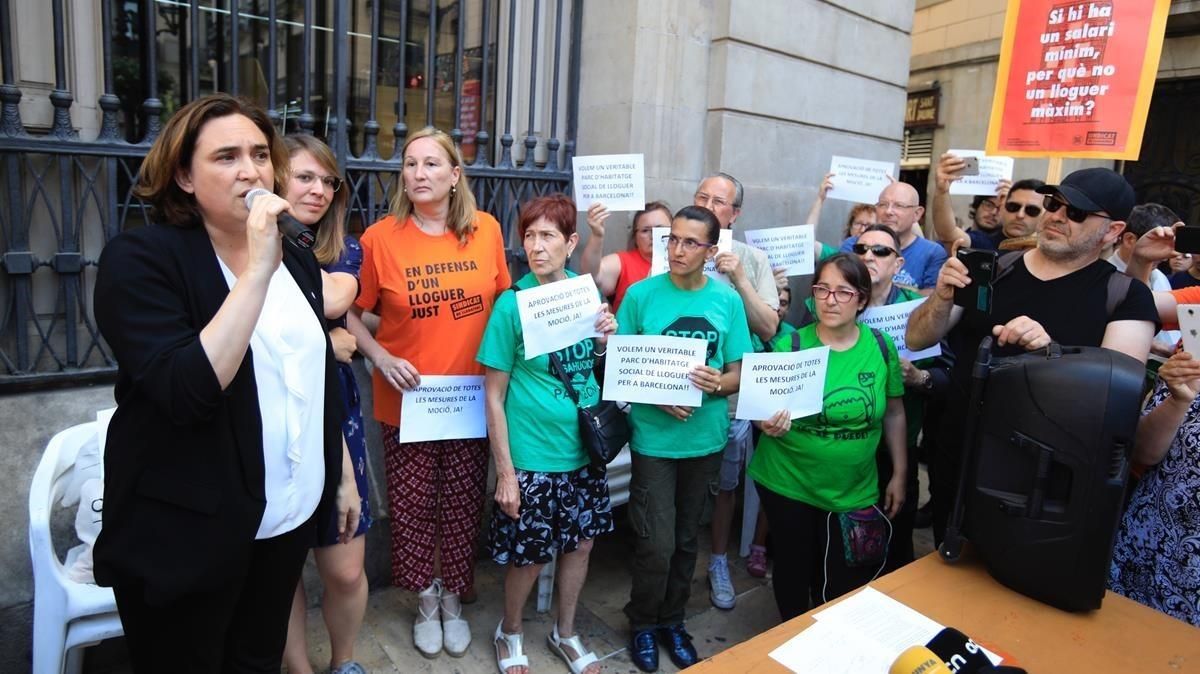 Colau, tras la aprobación inicial, en junio, de la imposición de un 30% de vivienda social a los promotores privados. Colau, tras la aprobación inicial, en junio, de la imposición de un 30% de vivienda social a los promotores privados.