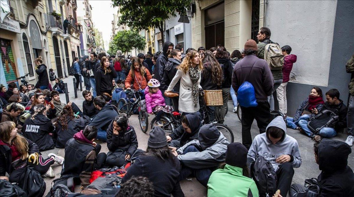 Vecinos del Poblenou, en Barcelona, paran un desalojo en abril.