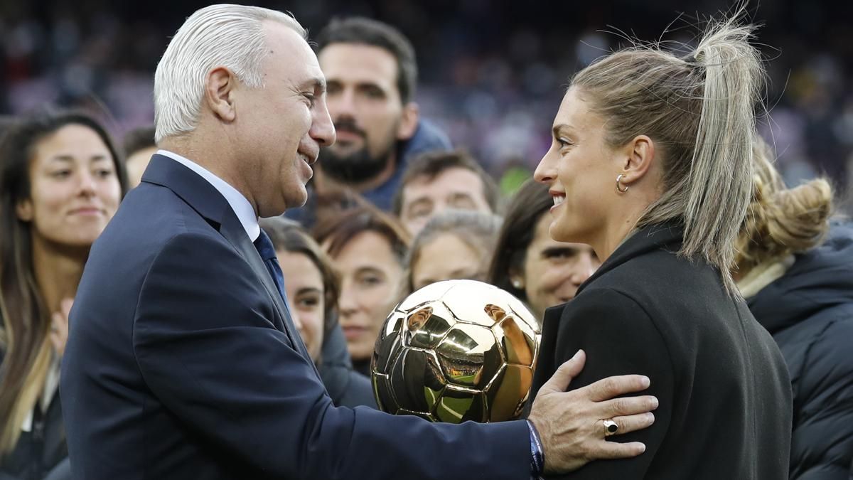 Hristo Stoichkov y Alexia Putellas. Hristo Stoichkov y Alexia Putellas.