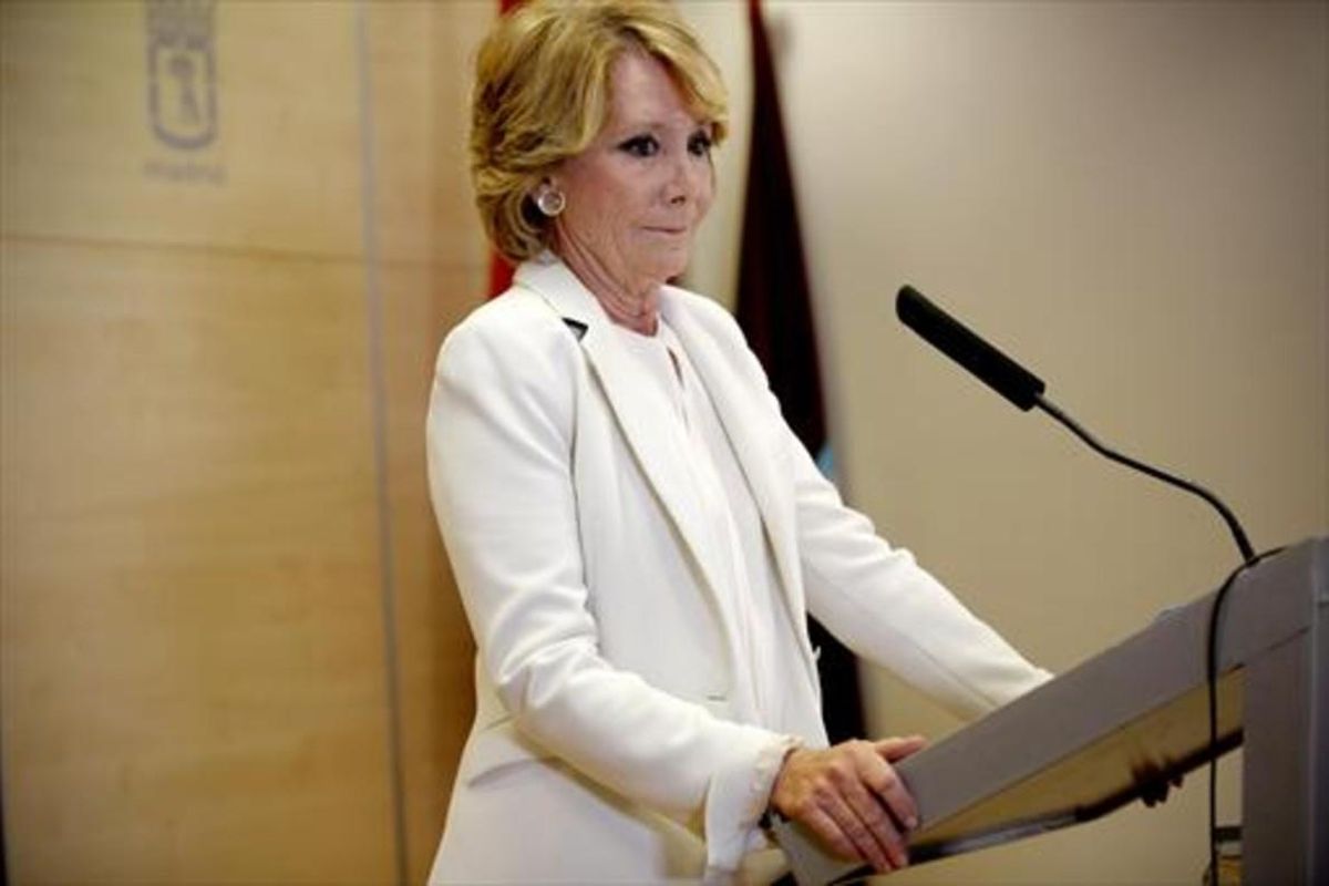 ESPERANZA AGUIRRE. La ’lideresa’, anunciando su dimisión como concejala de Madrid tras los casos de corrupción del PP. ESPERANZA AGUIRRE. La ’lideresa’, anunciando su dimisión como concejala de Madrid tras los casos de corrupción del PP.