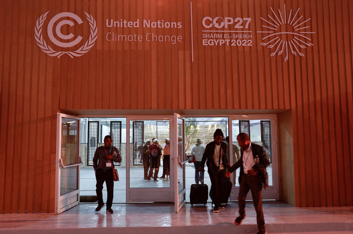 Participantes de la COP27 llegando al centro de convenciones de Sharm el Sheij.