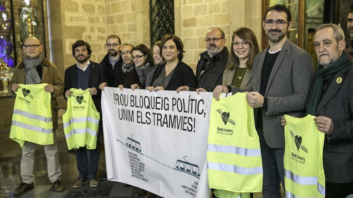 Foto de familia de defensores del tranvía con concejales de los partidos a favor del proyecto. Foto de familia de defensores del tranvía con concejales de los partidos a favor del proyecto.