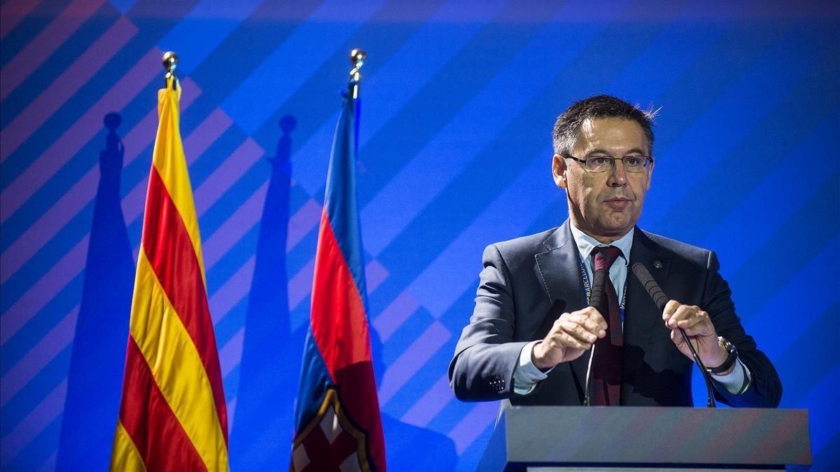 Bartomeu se dirige a los compromisarios en la asamblea del Barça en el Palau Blaugrana. Bartomeu se dirige a los compromisarios en la asamblea del Barça en el Palau Blaugrana.