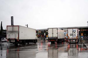 Camiones ante las puertas de Mercamadrid.