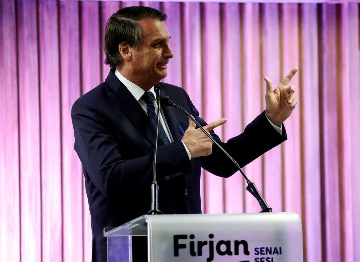 El presidente de Brasil, Jair Bolsonaro, simula disparar un arma. El presidente de Brasil, Jair Bolsonaro, simula disparar un arma.