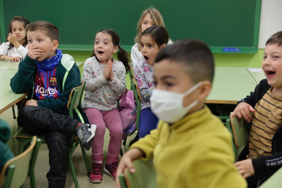 Adeu a les mascaretes a les escoles: alegria a primària i cautela a l’ESO