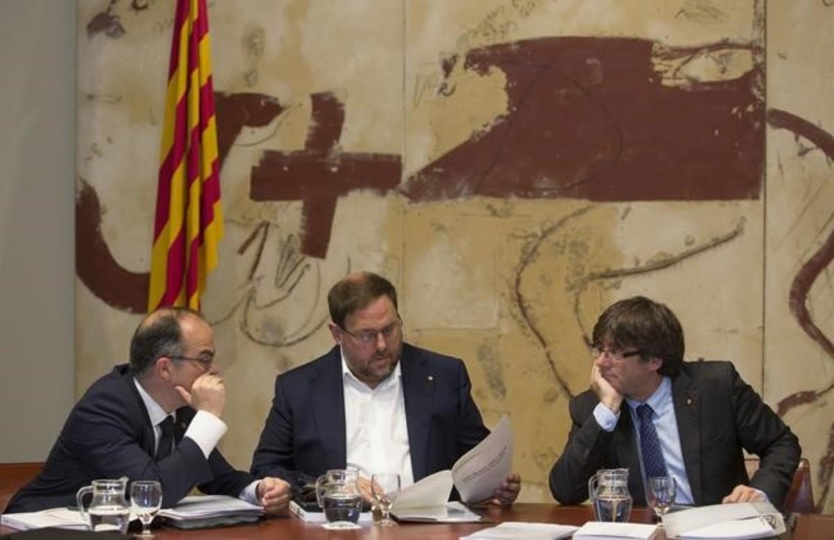 El portavoz del Govern, Jordi Turull, el ’vicepresident’ Oriol Junqueras y el ’president’, Carles Puigdemont. El portavoz del Govern, Jordi Turull, el ’vicepresident’ Oriol Junqueras y el ’president’, Carles Puigdemont.