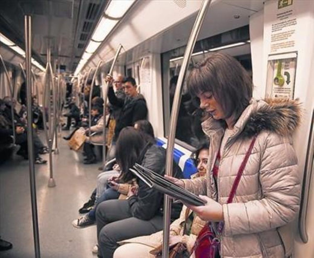 Pasajeros en un vagón del metro, el pasado marzo. Pasajeros en un vagón del metro, el pasado marzo.