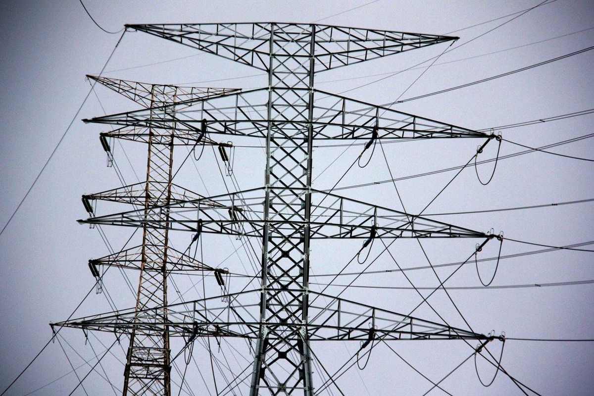 Detalle de dos torres eléctricas en Santa Coloma de Gramenet. Detalle de dos torres eléctricas en Santa Coloma de Gramenet.