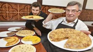 Joan Antoni Miró y su hijo Marc, del restaurante Les Truites, con algunas de las creaciones tortilleras.