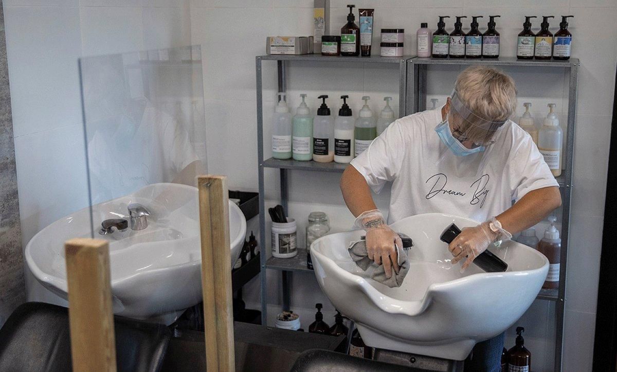 Preparativos en una peluquería de Madrid, este domingo, para cumplir las normas de protección e higiene y reabrir este lunes, 4 de mayo. Preparativos en una peluquería de Madrid, este domingo, para cumplir las normas de protección e higiene y reabrir este lunes, 4 de mayo.