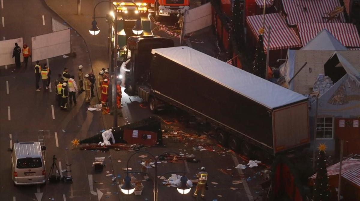 Expertos forenses examinan los destrozos tras la irrupción del camión contra el mercadillo navideño de Berlín, el 20 de diciembre del 2016.