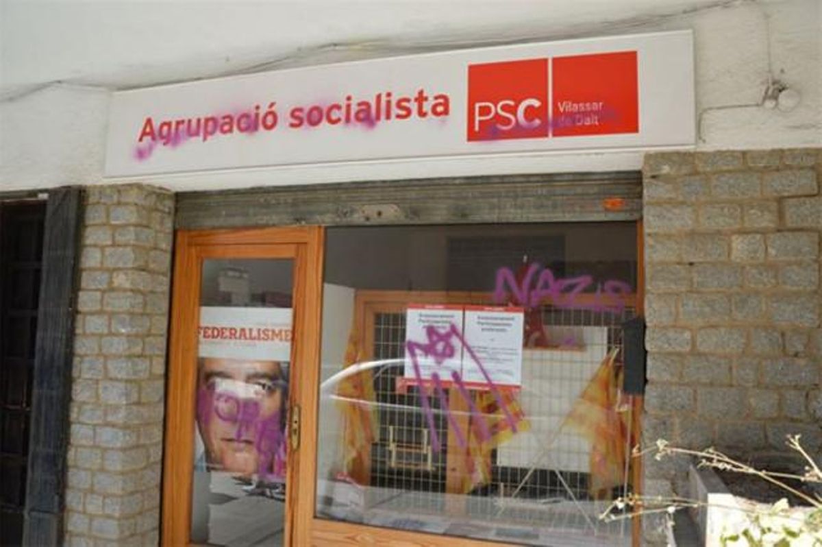 La fachada de la sede del PSC de Vilassar de Dalt, con las pintadas independentistas. EUROPA PRESS La fachada de la sede del PSC de Vilassar de Dalt, con las pintadas independentistas. EUROPA PRESS